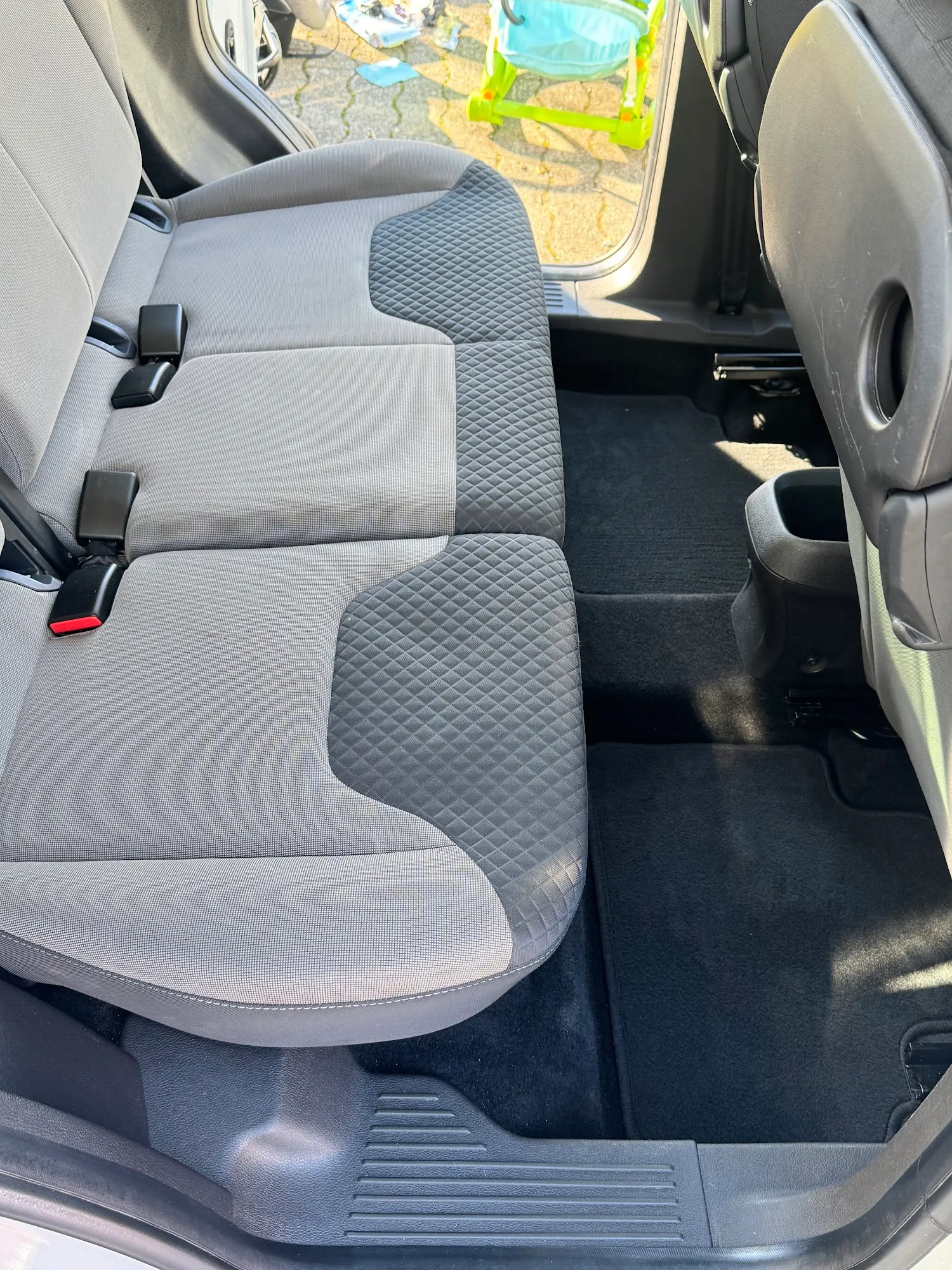 Gereinigte Rückbank und Fußmatten eines Autos